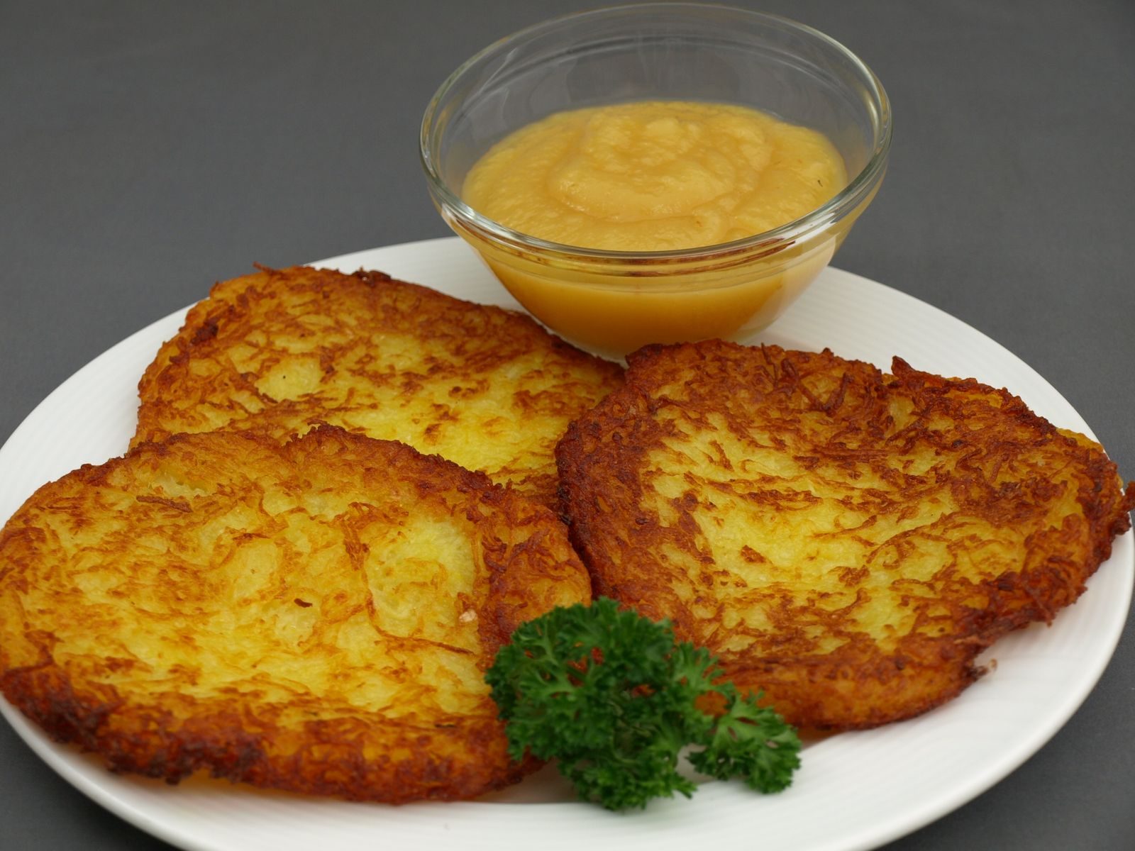 Reibekuchen mit Apfelmus vom Mittagstisch